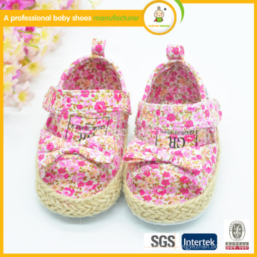 Zapatos de bebé recién nacidos hechos a mano con la flor para los bebés de las muchachas 2015 zapatos de bebé felices